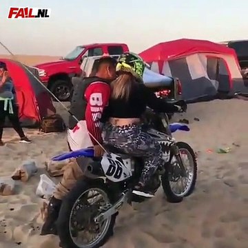 Cette demoiselle se prend une énorme gamelle en motocross... Douloureux