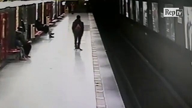 Il se jette sur les rails du métro pour sauver un petit garçon qui vient de chuter... Héro du jour