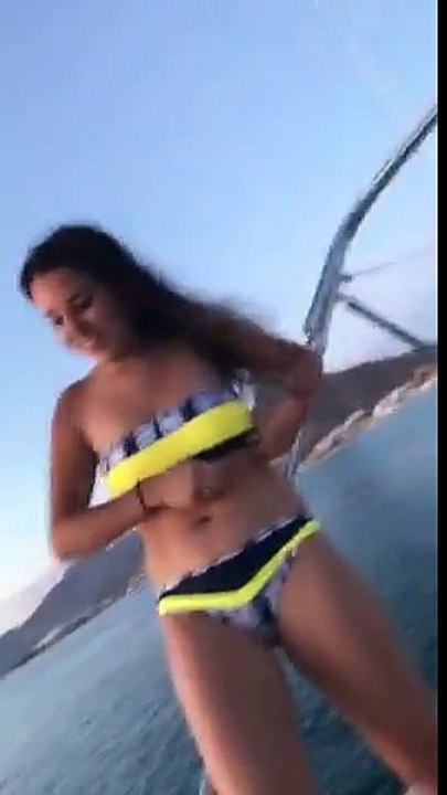 Sauter d'un Yacht de riches... pas si simple !! Elle se rate et termine accrochée sur la barrière !