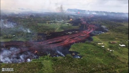 Avancée du volcan d'Hawaï filmée d'hélicoptère !