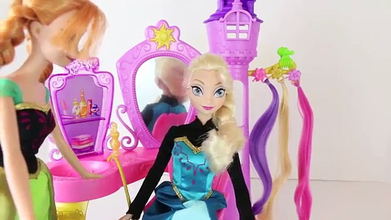 Frozen Elsa and Anna Give Rapunzel a Hair Salon Makeover Tangled Meets Disney Frozen DisneyCarToys