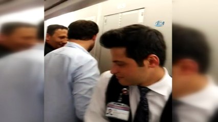 Uçakta şampiyonluk pastası kesildi