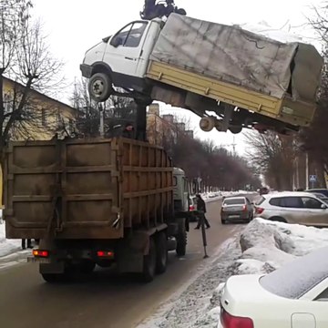Ce camion vient chercher un autre camion, regardez comment il va le charger!