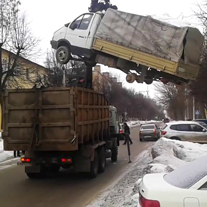 Ce camion vient chercher un autre camion, regardez comment il va le charger!