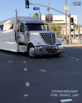 Un camion-limousine, plus grande limo du monde