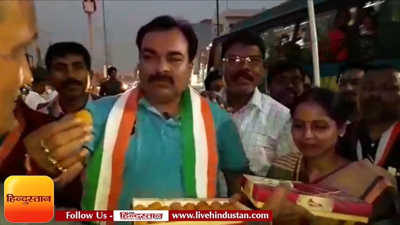 कर्नाटक में सरकार बनने पर कांग्रेसियों ने मनाया जश्न