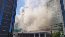 성수동 신축 빌딩 화재...4명 병원 이송 / YTN
