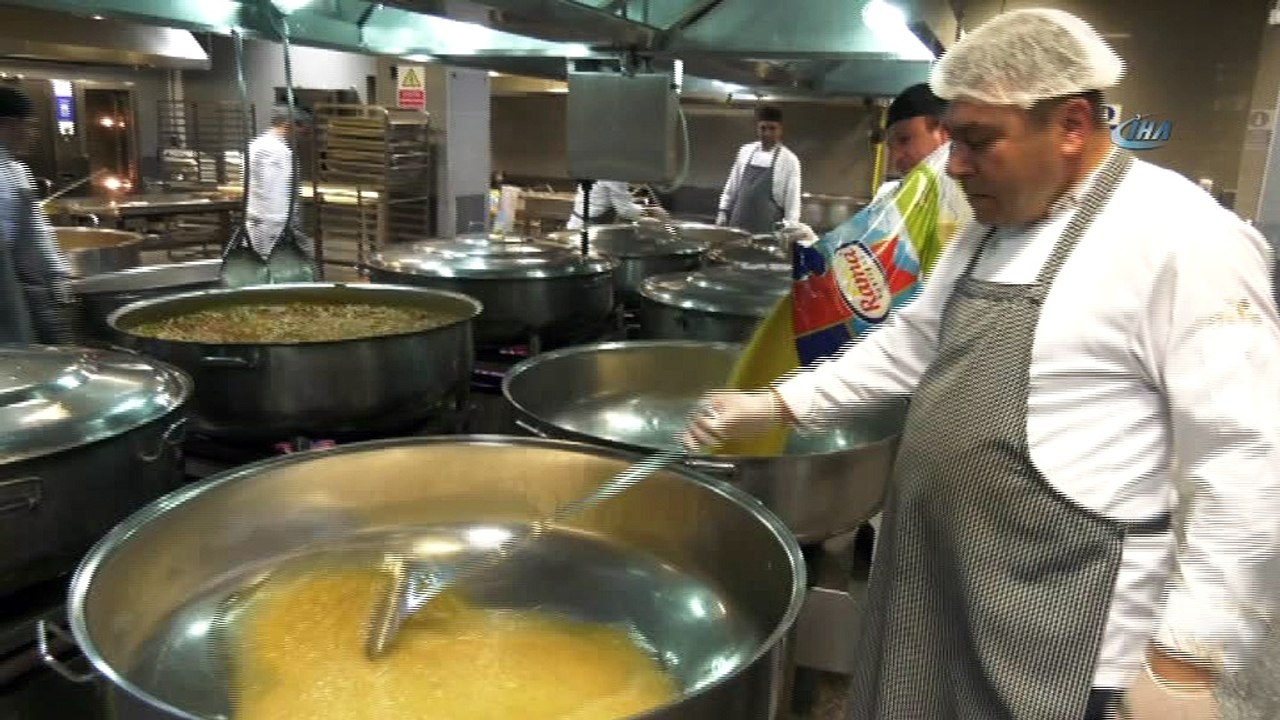 Her gün 12 Bin kişiye iftar yemeği hazırlanan Büyükşehir’in dev mutfağı