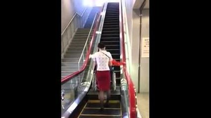 Un escalator adapté aux fauteuils roulants (Japon)