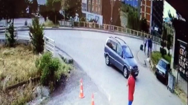 Motosiklet sürücüsünün ölümden kıl payı kurtulduğu o anlar kamerada
