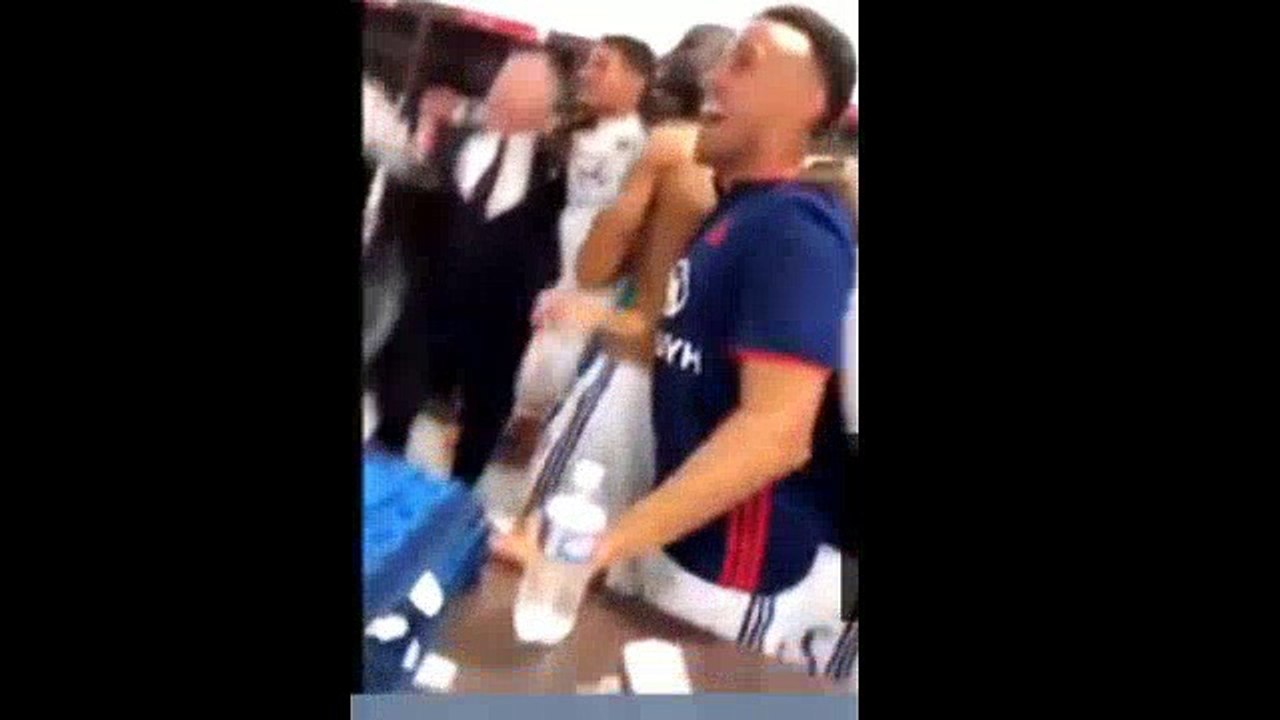 OL dans le vestiaire, ça a bien chambré l'OM avec la chanson Aulas