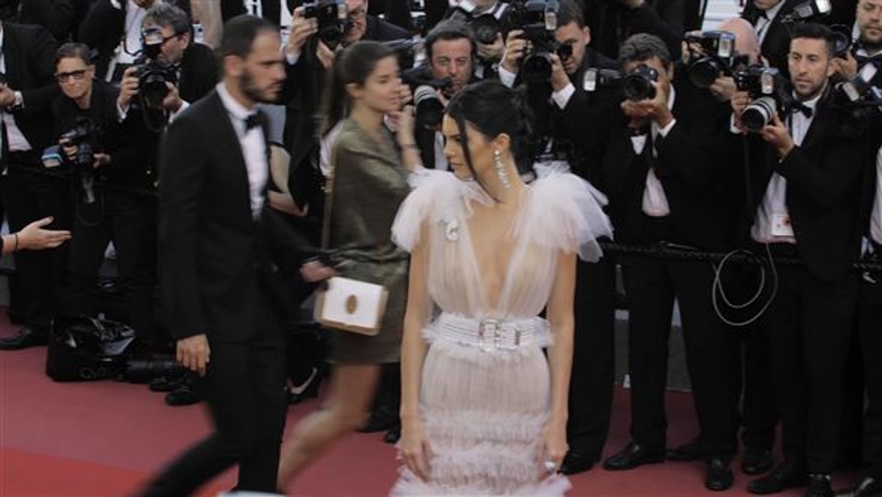 Tiefe einblicke: promi-frauen in cannes zeigen was sie haben