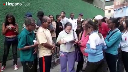 Militantes del PSUV escanean Carnet de la Patria de votantes