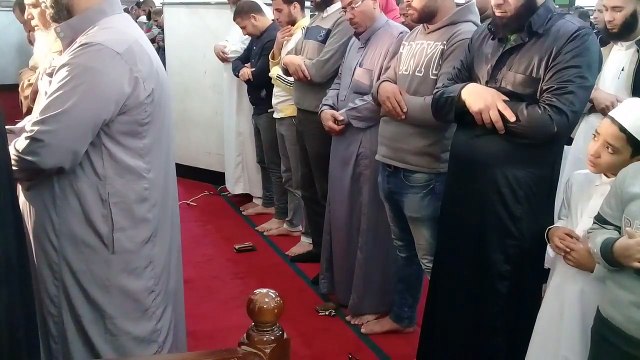 هذا المقطع الصغير أبكى العالم وزلزل المسجد والله بكينا بكاءاً شديدا يومها - الشيخ رضا سلمان