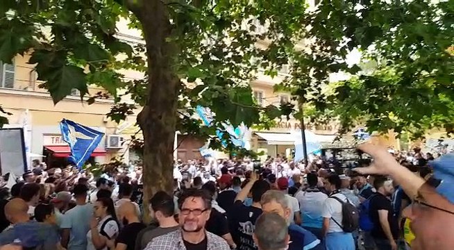 Lazio - Inter: tifosi laziali a Ponte Milvio che cantano cori