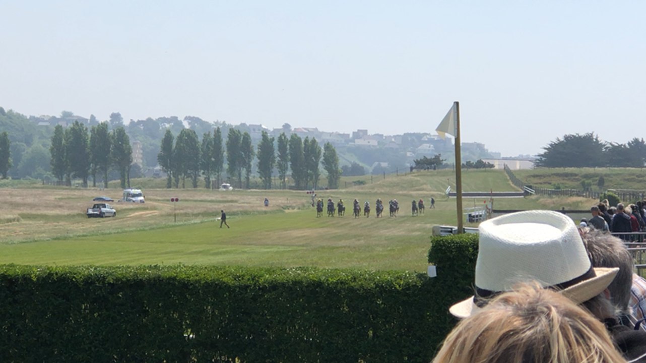 Prix USG (plat, femelles, 1700 mètres), remporté par Sébastien Maillot