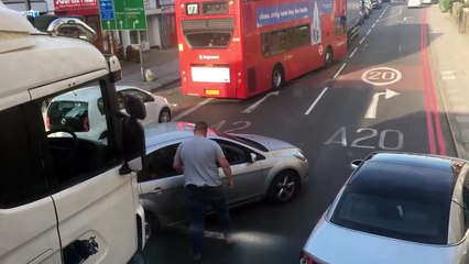 Tải video: Enorme road rage entre un conducteur et un chauffeur de camion