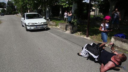 Quand un Avignonnais tire une voiture en étant allongé sur un skateboard