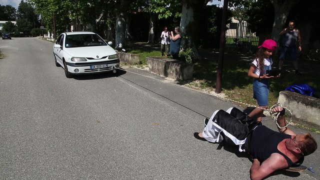 Quand un Avignonnais tire une voiture en étant allongé sur un skateboard
