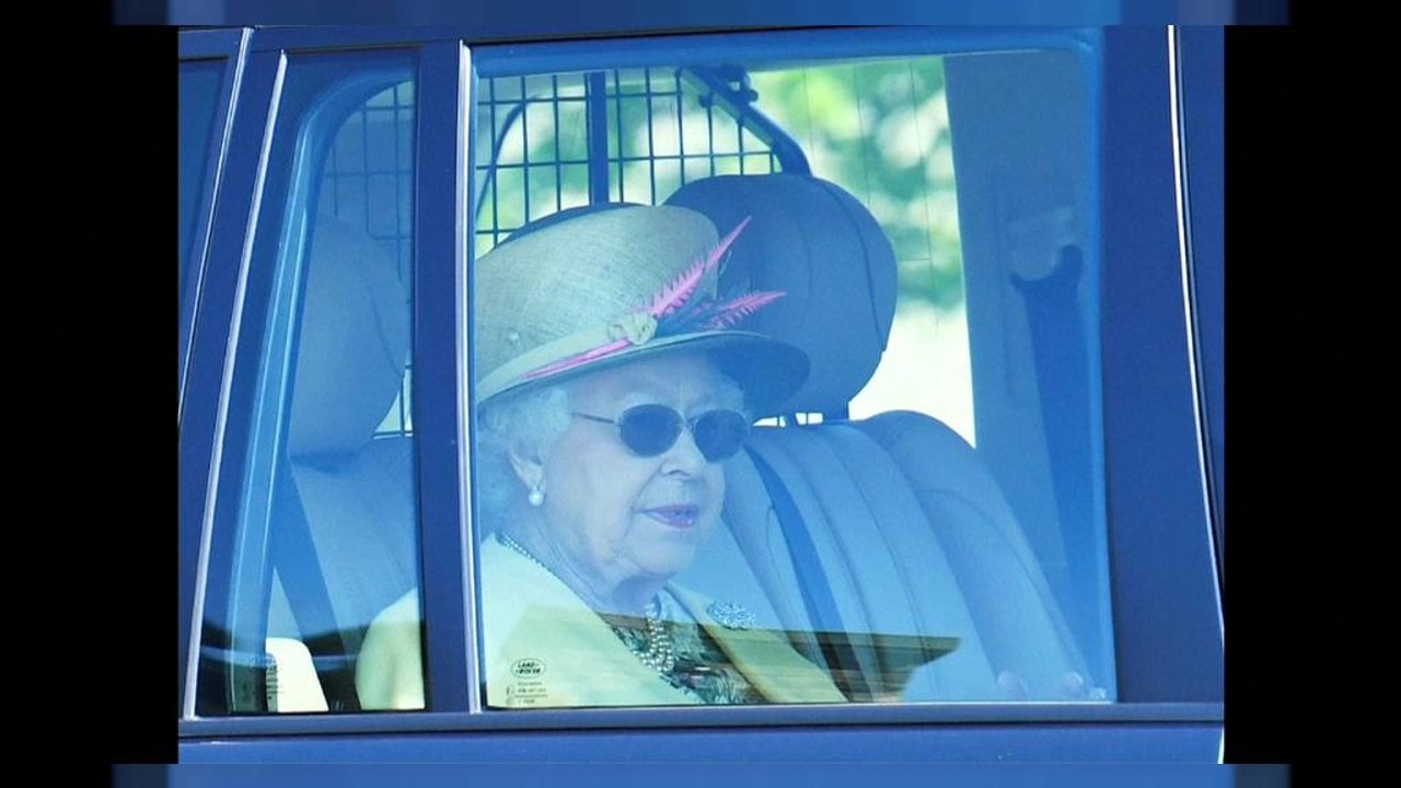 Kater nach der Party? Windsor beim Aufräumen, Queen beim Kirchgang