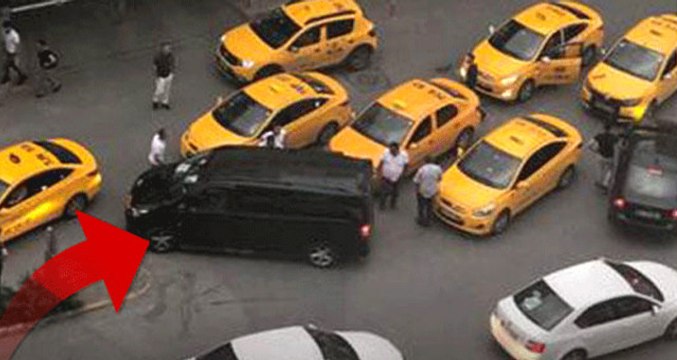 Taksiciler UBER Aracının Etrafını Sarıp Yolcuları Zorla İndirmek İstedi! O Anlar Kamerada