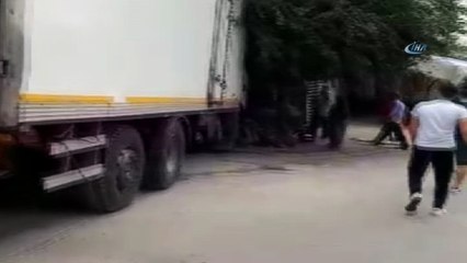 Freni boşalan tır bakkala girdi