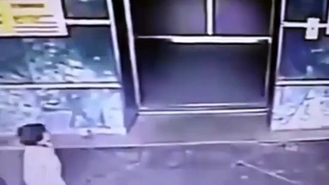 Regardez comment cette maman va sauver sa fille... Incroyable