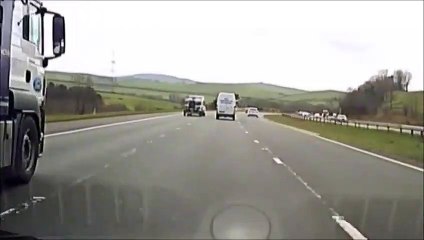 Son camping car se désintègre complètement sur l'autoroute.