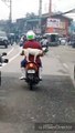 Il transporte son chien à l'arrière de son scooter... Risqué