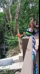 Une femme forte rate sa descente en tyrolienne et chute