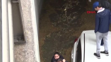 Alt Geçitte Mahsur Kalan Bebek ve Annesi Böyle Kurtarıldı