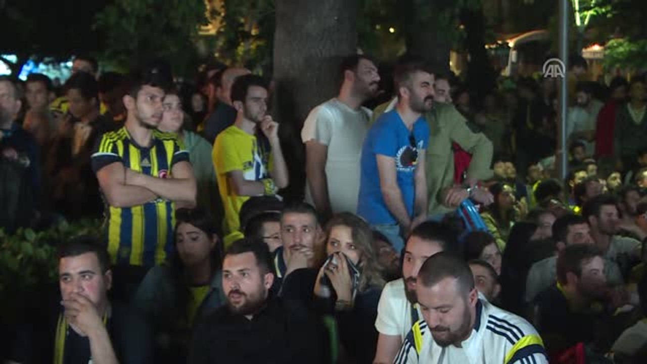 Fenerbahçeli Taraftarlar Real Madrid Maçını Dev Ekranda İzledi