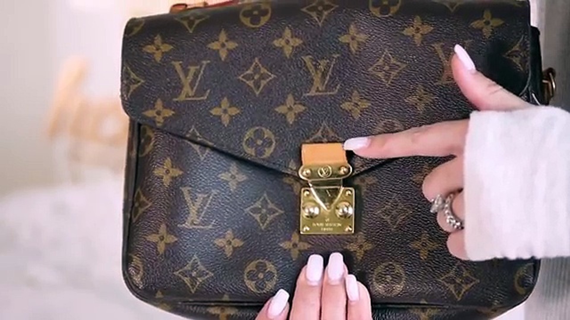 Louis Vuitton Pochette Metis: What's In My Bag