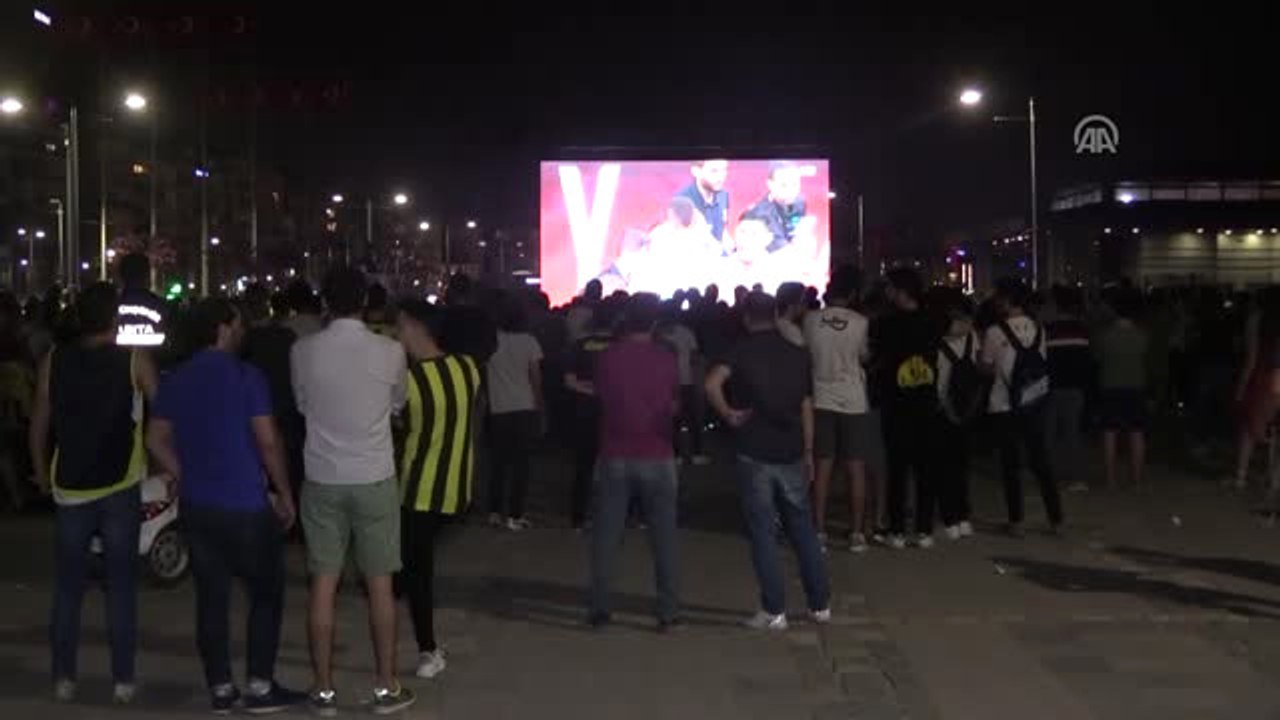 Vatandaşlar Basketbol THY Avrupa Ligi Dörtlü Final Maçını Dev Ekrandan İzledi - İzmir