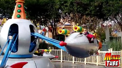 Un día en el PARQUE WARNER Cartoon Village Navidad de Madrid en Español MikelTube