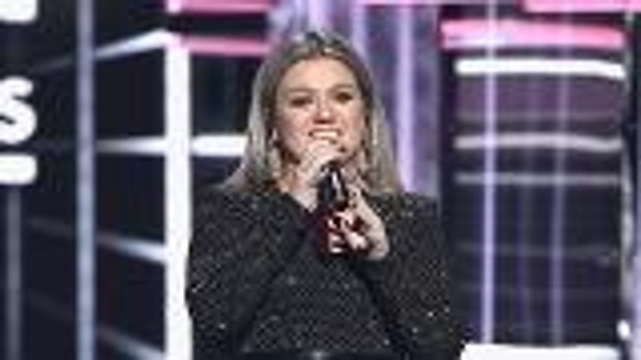 Kelly Clarkson Addresses Santa Fe Shooting at Billboard Music Awards | Billboard News