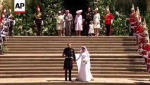 #BODAREAL  El príncipe Enrique y Meghan Markle saluda a los asistentes en la parte exterior de la capilla de San Jorge al culminar la ceremonia religiosa. Video