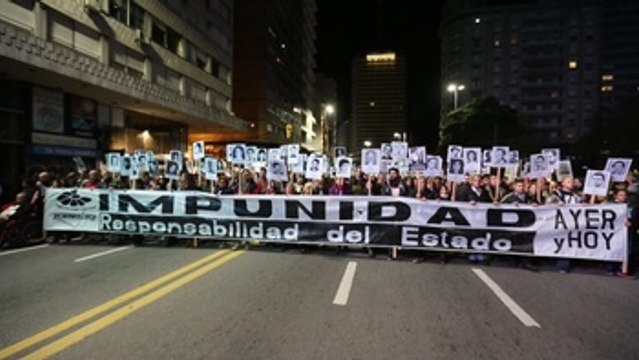Miles de uruguayos marchan en silencio por los desaparecidos en la dictadura