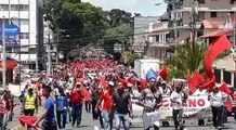 #NacionalCri Los miembros del Suntracs marcha hacia la sede de la Cámara Panameña de la Construcción (Capac), ubicada en vía España, para expresar que rechazan