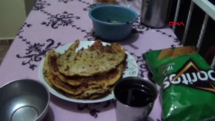 Anne ve babasını öldürüp cesetlerle bir gün geçirdi