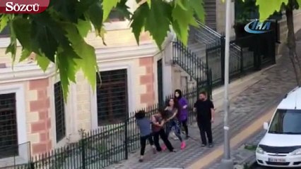 Genç kızların saç saça, baş başa kavgası kamerada