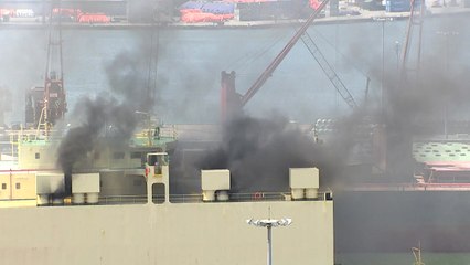 인천 부두항 화물선 5시간째 불...연기로 진화 어려움 / YTN