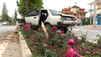 Ağaca çarparak hurdaya dönen otomobilden yaralı olarak kurtuldu