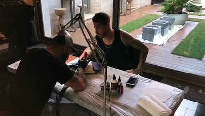Sergio Ramos se hace un nuevo tatuaje con su rap de fondo