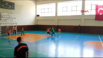 Eski Lastiklerle Çalışan Kızlar Futsalda Şampiyon Oldu