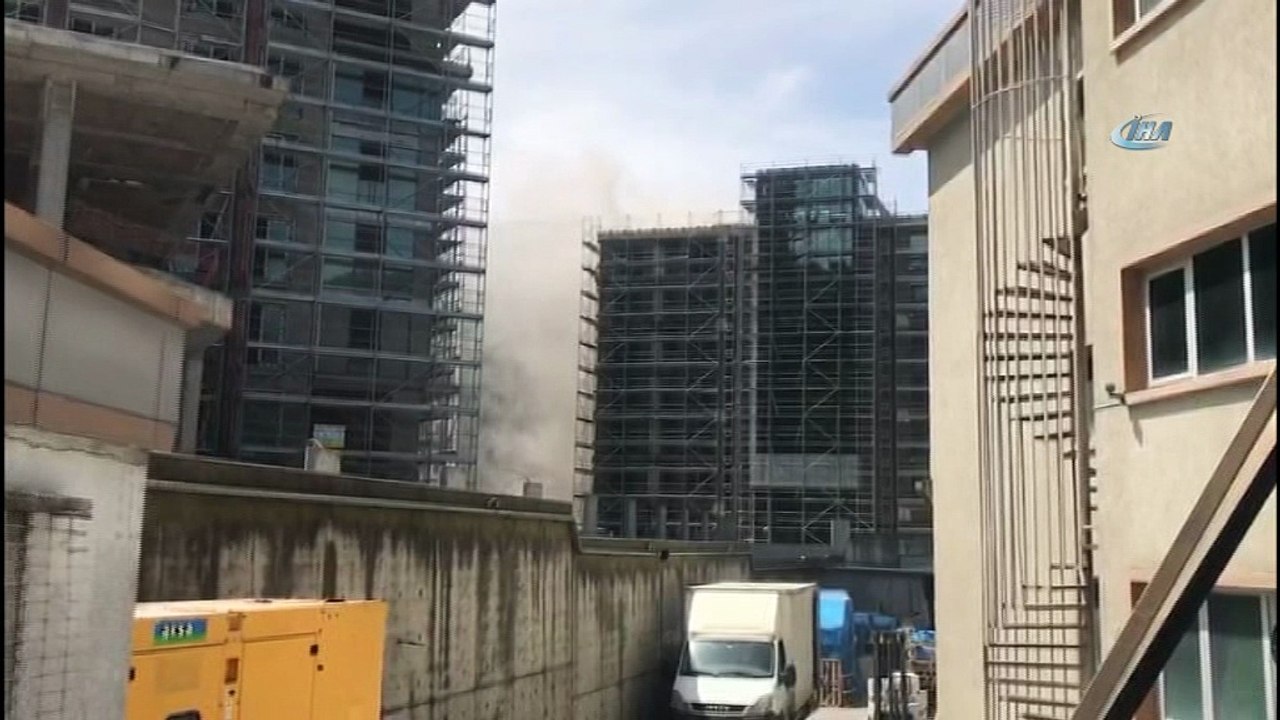 Sarıyer Ayazağa'da lüks site inşaatının strafor deposunda yangın meydana geldi. Olay yerine çok sayıda itfaiye ekibi sevk edildi. Ekipleri yangına müdahalesi sürüyor.