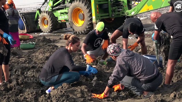 Abigail Pandey And Anusha Dandekar CLEANING BEACH In Mumbai - Interview | TellyMasala