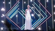 Eurovisionda sahneye atlayan bir kişi İngiliz şarkıcının mikrofonunu kaptı: İngiltere medyasının Nazileri, biz özgürlük talep ediyoruz