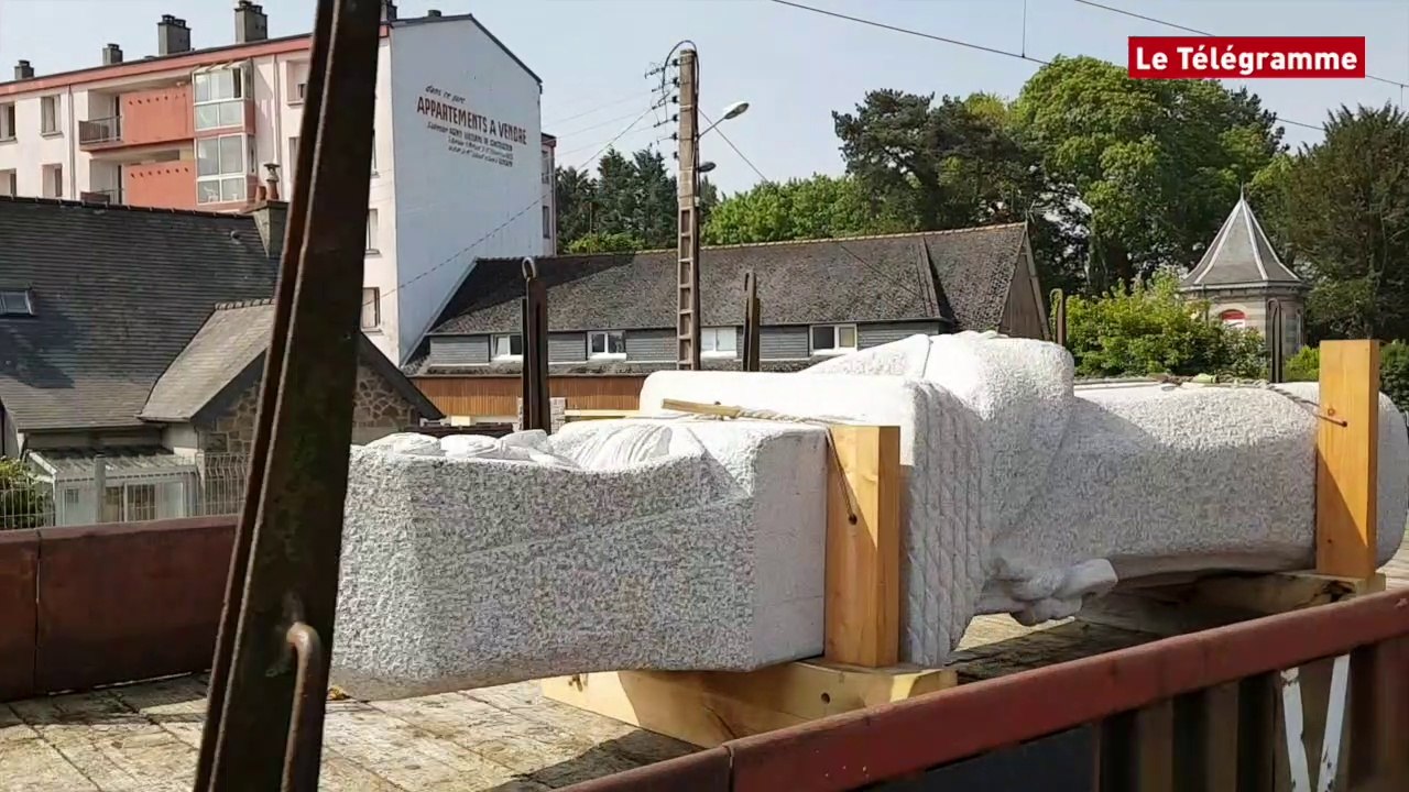 Vallée des Saints. La statue de Saint-Piran en gare de Guingamp