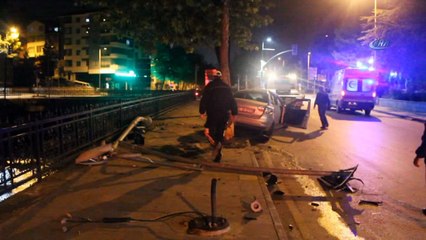 Ağaca çarparak duran otomobil, çaya uçmaktan kurtuldu